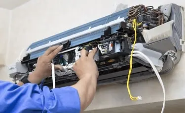 Kỹ thuật viên kiểm tra đường ống gas điều hòa