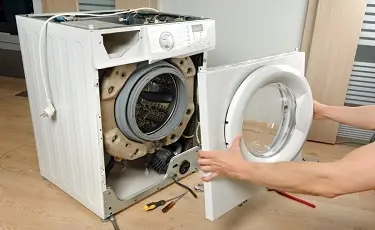 Kỹ thuật viên kiểm tra thiết bị tại nhà
