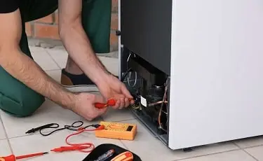 Kỹ thuật viên kiểm tra tủ mát